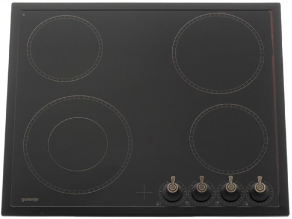 Gorenje EC 642 CLB вид под углом — четыре конфорки разного диаметра, одна двойная расширяемая зона