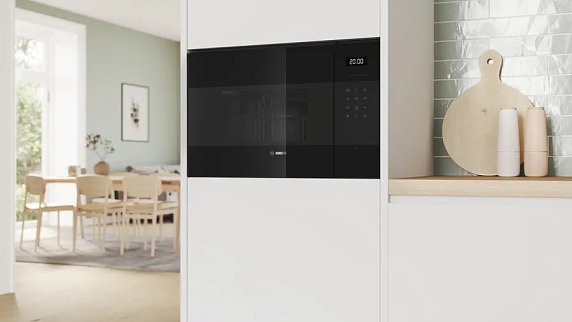 Bosch BEL554MB2 встраиваемая микроволновая печь в кухонном гарнитуре с чёрной сенсорной панелью