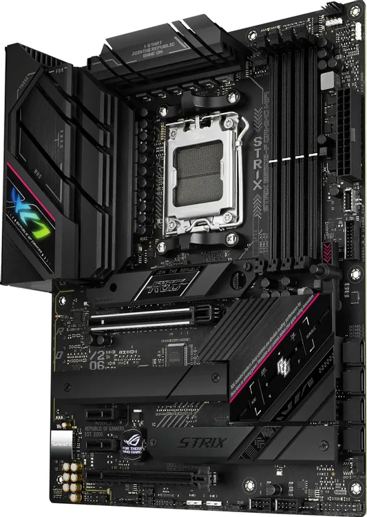ASUS ROG STRIX B650E-F GAMING WIFI три слота M.2 с радиаторами охлаждения
