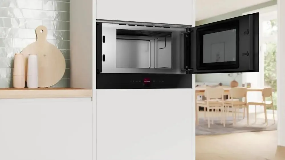 Bosch BFR9221B1 встраиваемая микроволновая печь в кухонном гарнитуре, открытая дверца и электронная панель управления