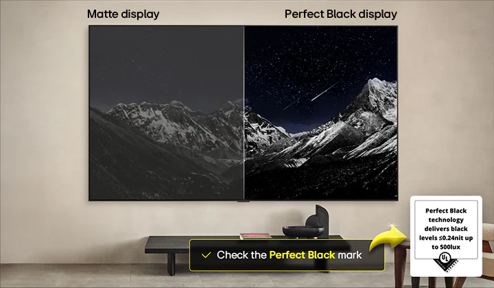 Гостиная с закрепленным на стене LG OLED TV. На телевизоре изображение горного массива на фоне вечернего темного неба со звездами. Изображение разделено пополам. На одной стороне изображения&nbsp;&mdash; затемненная сероватая версия пейзажа под названием &laquo;Матовый дисплей&raquo;. На другой&nbsp;&mdash; более эстетичная картинка с более широким диапазоном черного и белого. Название&nbsp;&mdash; &laquo;Идеальный черный дисплей&raquo;. Также представлен сертификат логотипа: &laquo;Технология &laquo;Идеальный черный&raquo; обеспечивает уровень черного как минимум 0,24&nbsp;нит до 500&nbsp;Лк&raquo;. Рядом облачко с текстом: &laquo;Проверьте знак качества &laquo;Идеальный черный&raquo;. 