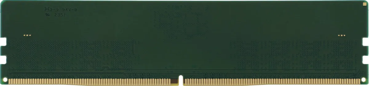 Kingston KVR56U46BS8-32 DDR5 32 ГБ модуль, вид снизу, золотые контакты и маркировка KVR56U46BS8-32