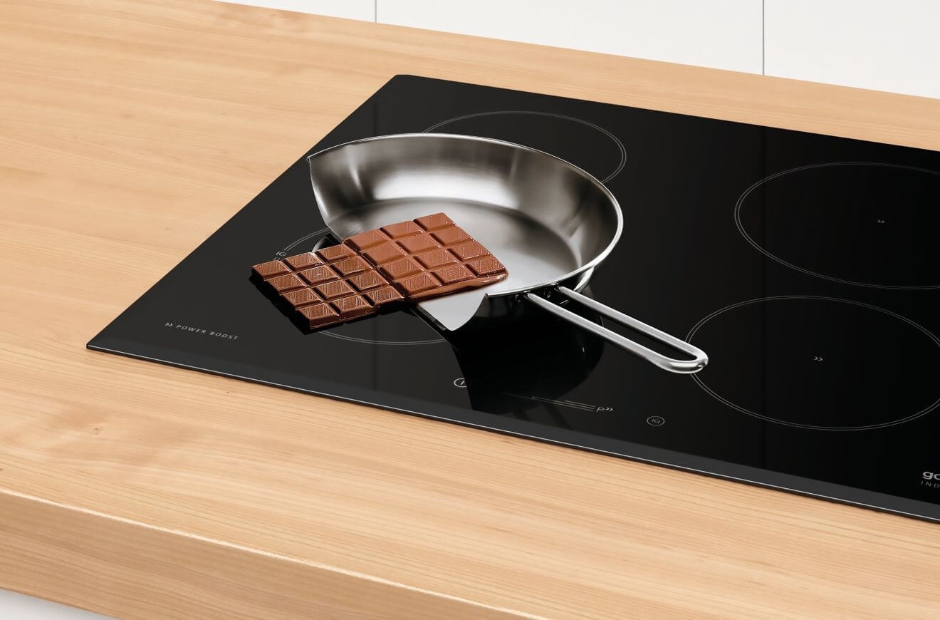 Gorenje GI6401BCE вид сверху под углом черная глянцевая поверхность нагрев шоколада