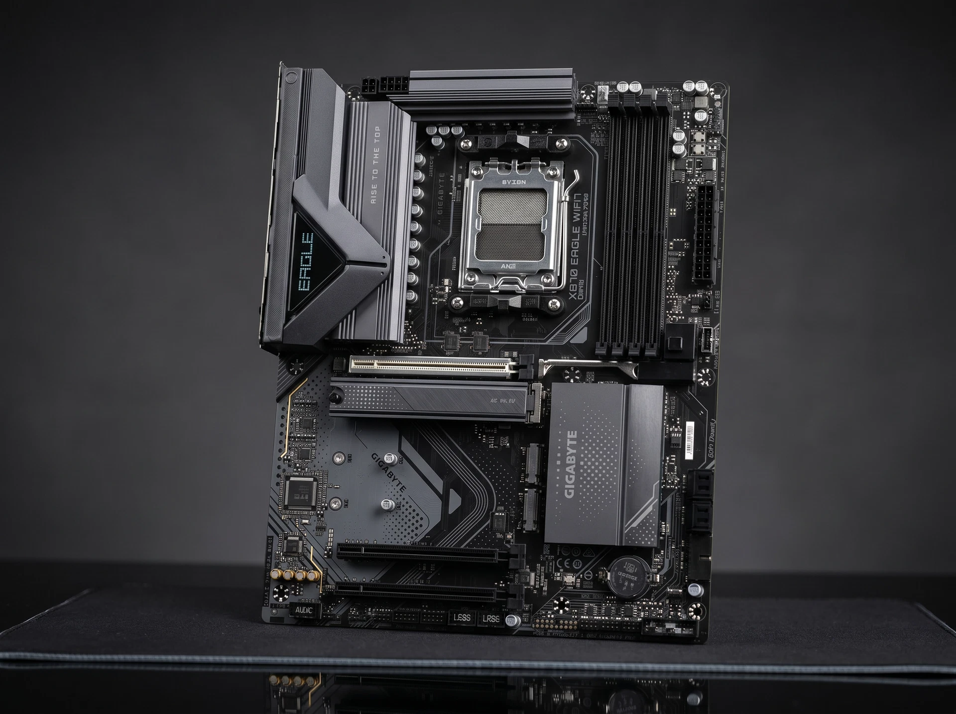 Материнская плата Gigabyte X870 Eagle Wifi7, Socket AM5, AMD X870, ATX, RTL - фото в интерьере
