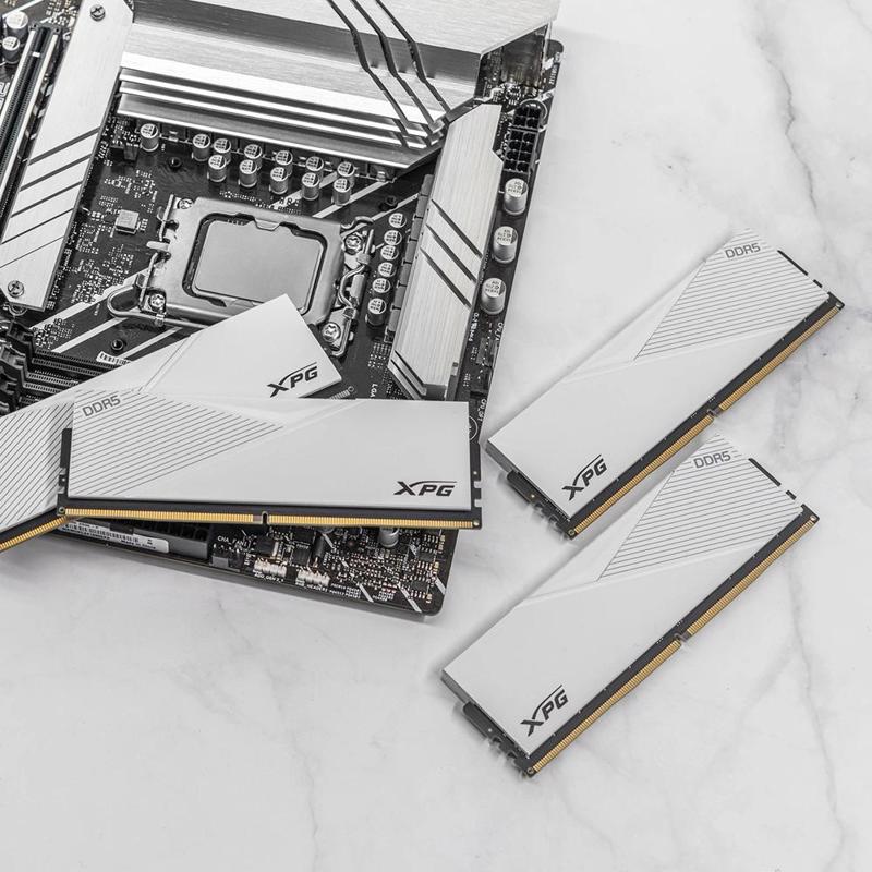 ADATA Lancer AX5U6400C3216G-DCLAWH DDR5 6400 МГц белый радиатор крупный план