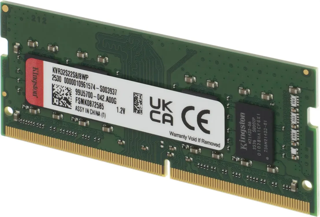 Kingston ValueRAM KVR32S22S8/8WP — вид под углом, этикетка с характеристиками DDR4 3200 МГц и золотые контакты SODIMM