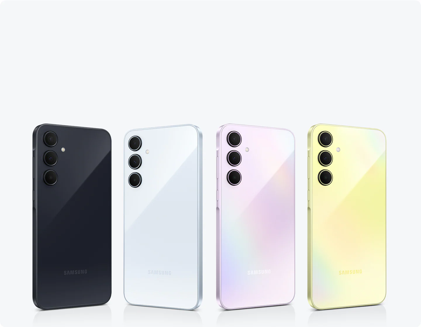 Четыре смартфона Samsung разного цвета, расположенные в ряд: Тёмно-синий (Awesome Navy), Голубой (Awesome Iceblue), Лаванда (Awesome Lilac) и Жёлтый (Awesome Lemon). Каждый телефон оснащен тремя камерами на задней панели.
