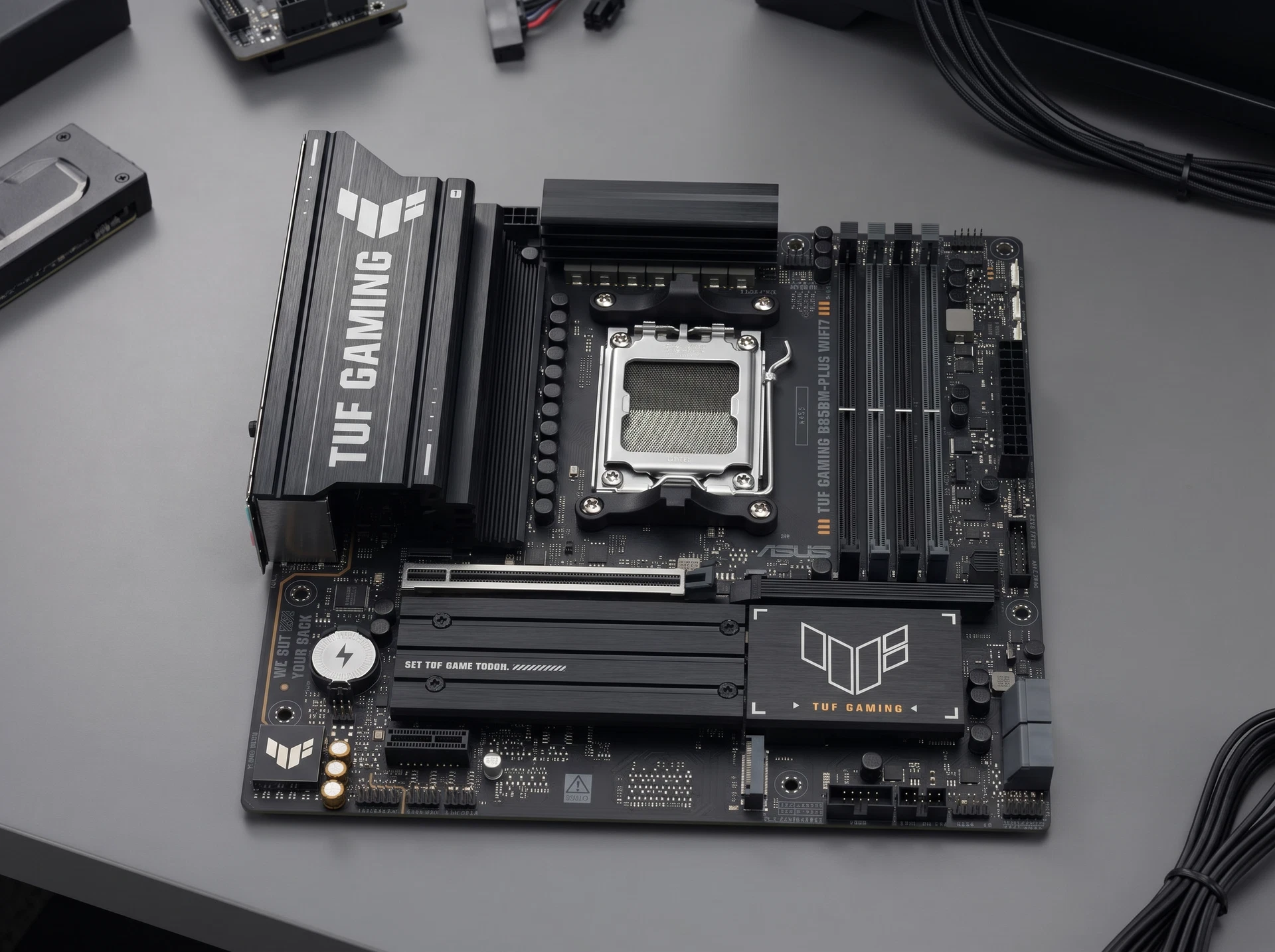 Материнская плата Asus Tuf Gaming B850m-plus Wifi7, Socket AM5, AMD B850, mATX, RTL [90MB1MU0-M0EAY0] - фото в интерьере
