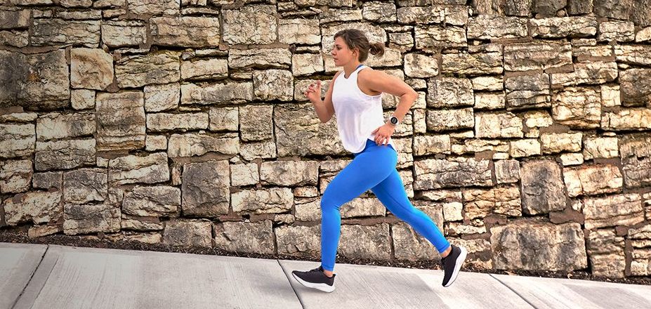 Garmin Forerunner 55 использование во время бега в спортивной одежде