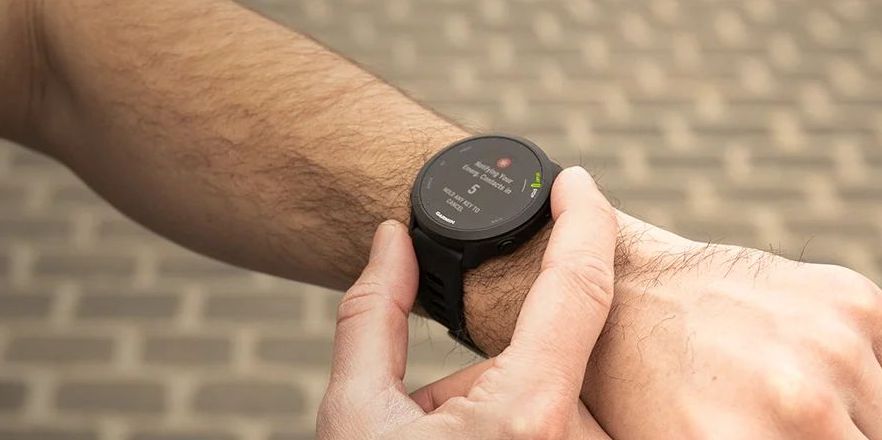 Garmin Forerunner 55 на запястье — посадка и размер корпуса 42 мм