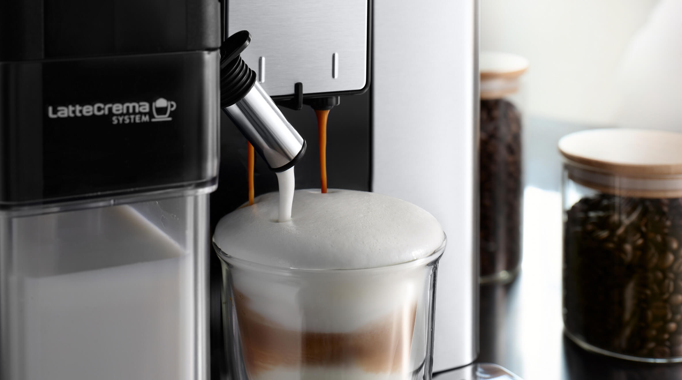 LatteCrema System — плотная молочная пена у носика капучинатора