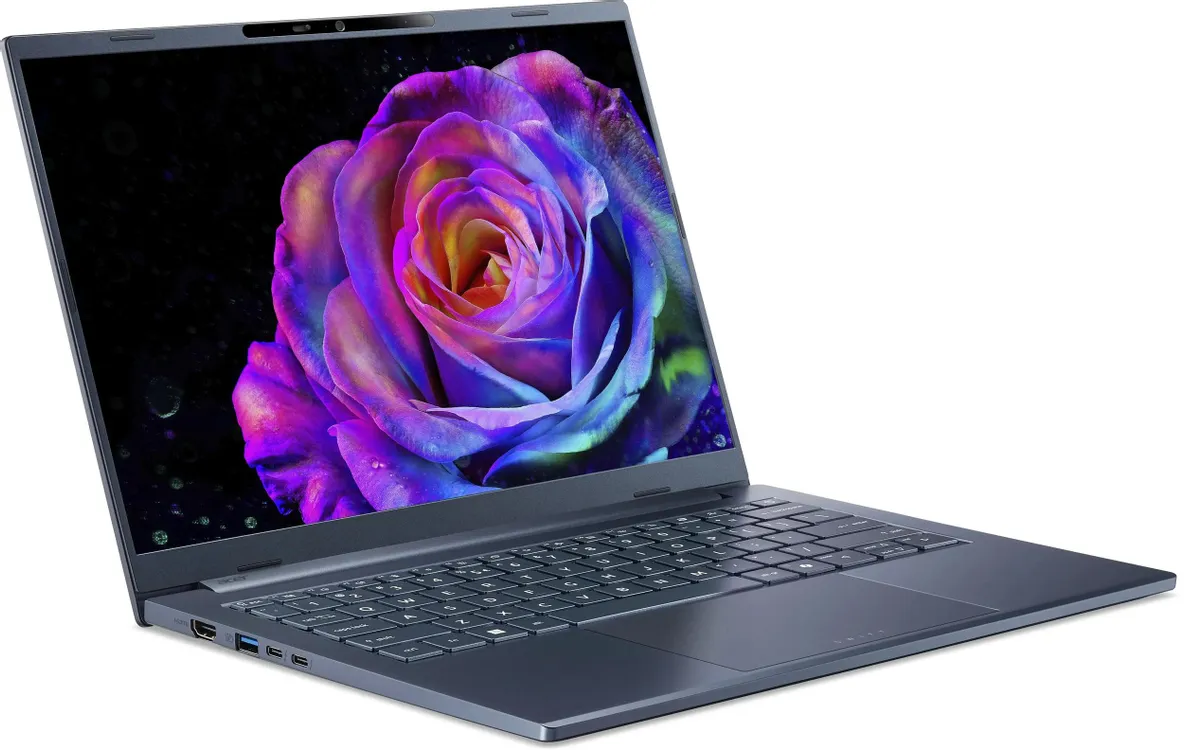 Acer Swift Go 14 AI SFG14-75-58NB вид слева под углом — OLED-экран с ярким изображением, боковые порты USB и HDMI