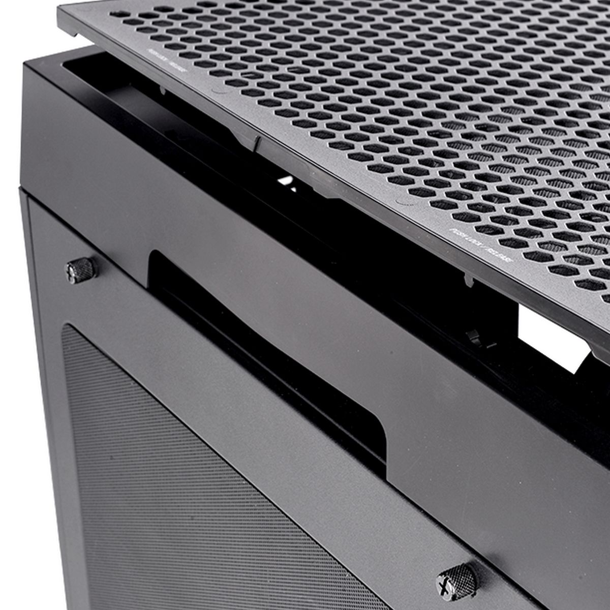 Thermaltake The Tower 500 перфорированная верхняя крышка и боковая стеклянная панель