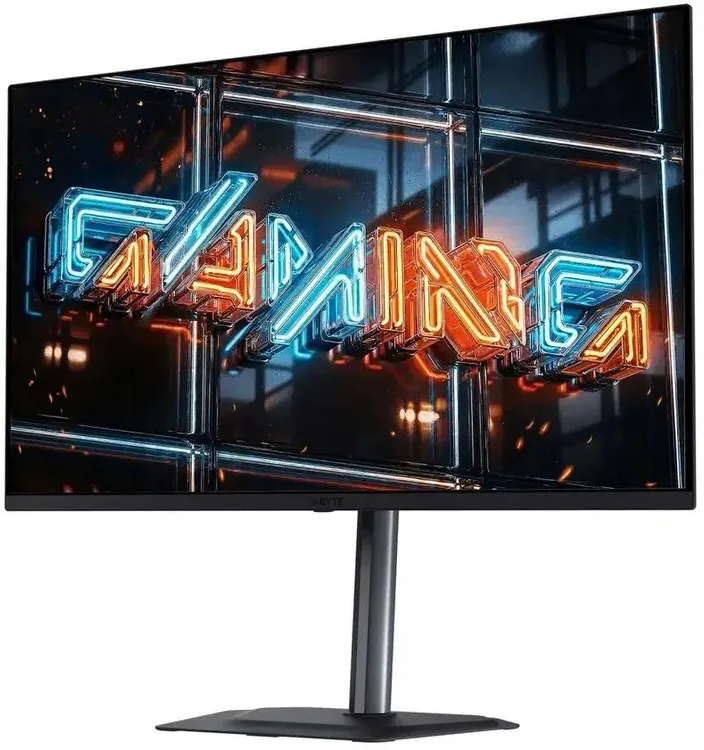 Gigabyte MO32U24 под углом, демонстрация глубокого контраста QD-OLED и насыщенных цветов