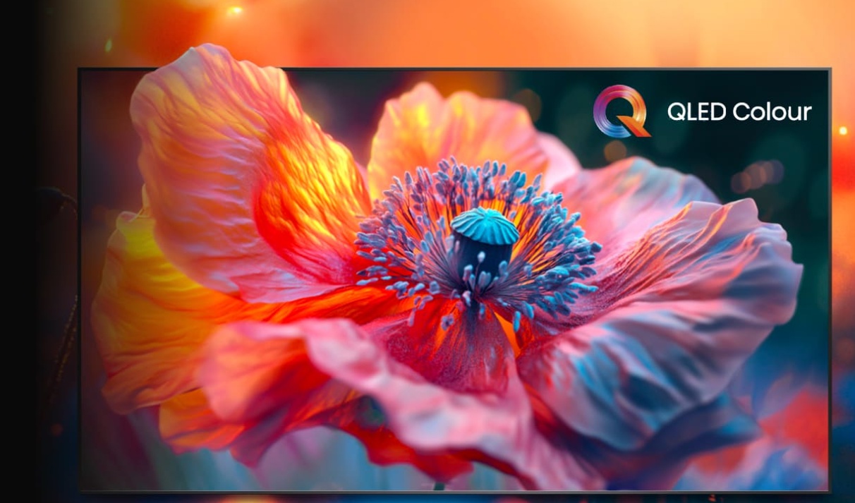 Hisense 43E7Q &mdash; QLED-телевизор 43 дюйма, вид спереди
