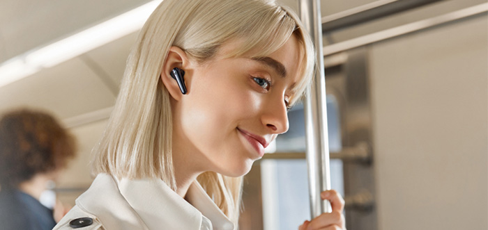 Кнопки управления на корпусе Soundcore Liberty 4 Pro &mdash; механизм нажатия и скольжения