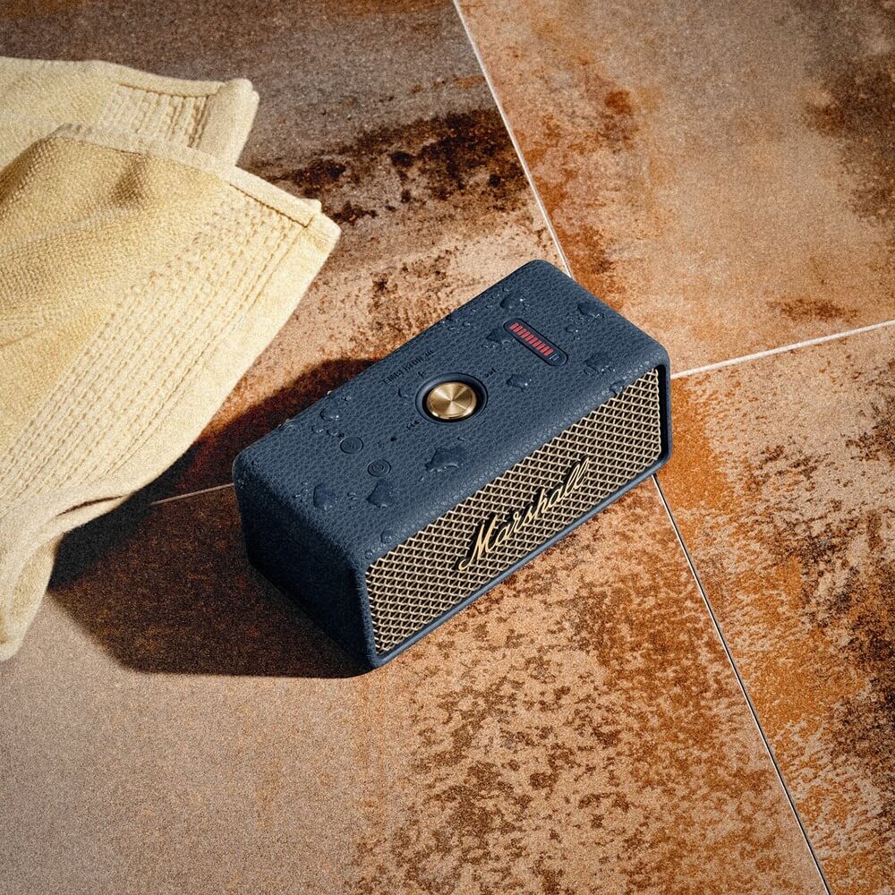 Marshall Emberton III Midnight Blue боковой вид — компактный корпус и элементы управления