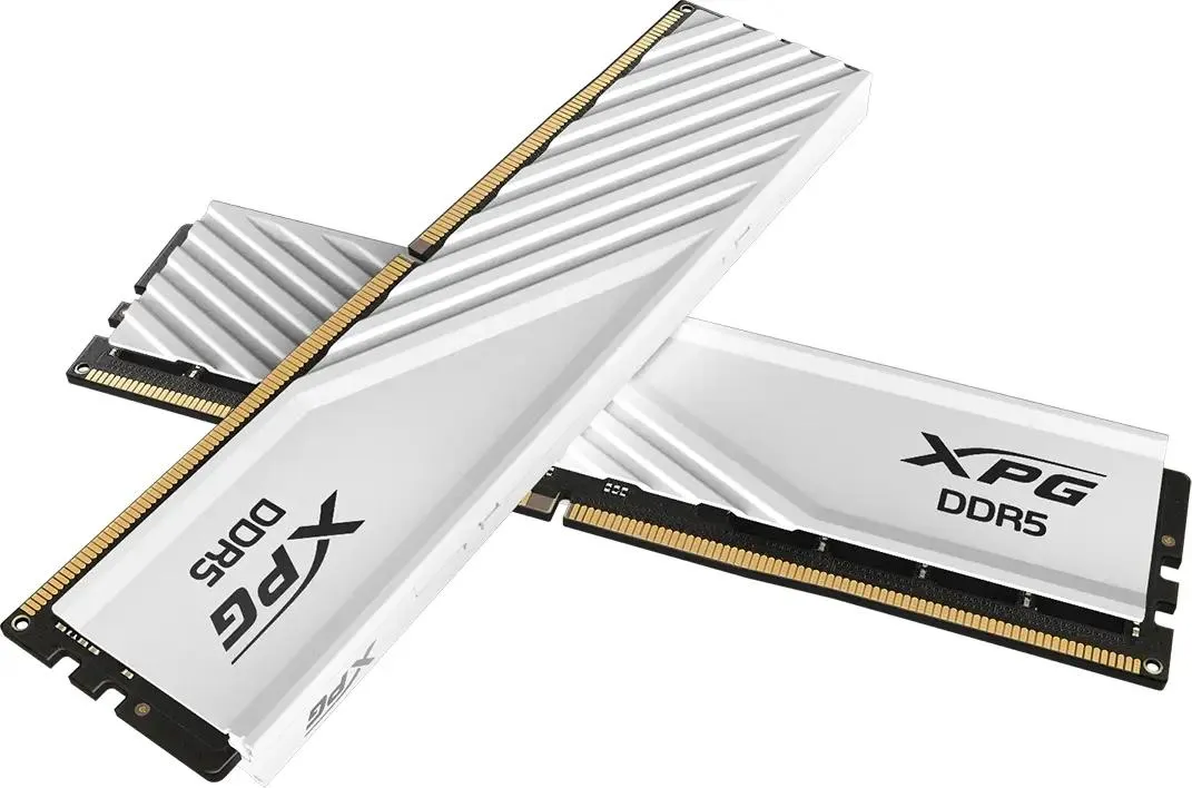 ADATA Lancer AX5U5600C4616G-DTLABWH крупный план — белый радиатор с волнообразным профилем и золотые контакты DDR5