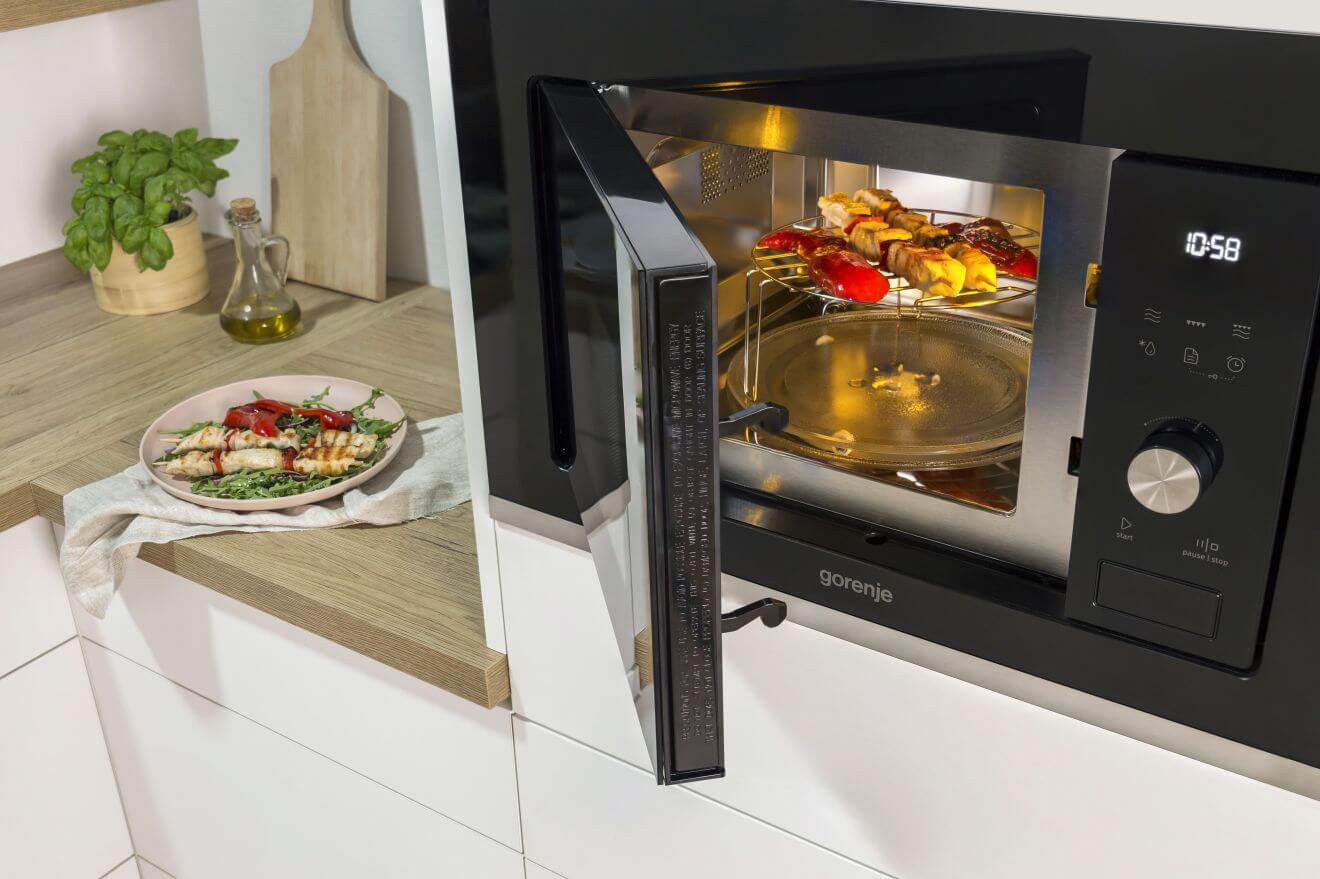 Gorenje BM201SG3DBG открытая дверца с блюдом и шампурами — демонстрация режима гриля