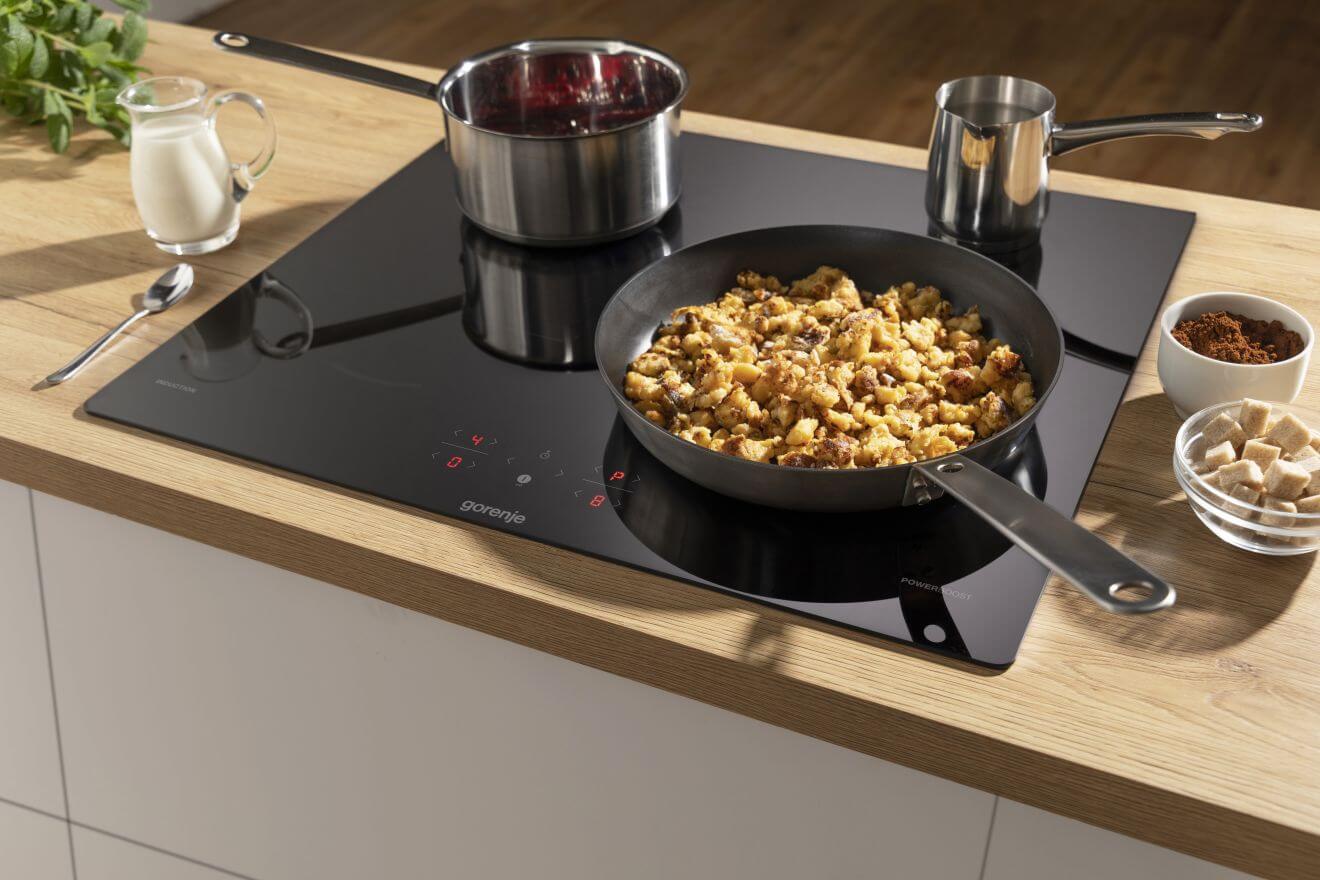 Gorenje GI6401BSCE вид сверху &mdash; все четыре индукционные зоны с посудой и продуктами