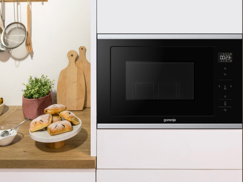 Gorenje BMX251SG2BG встраиваемая микроволновая печь чёрный фасад с дисплеем в кухонном гарнитуре