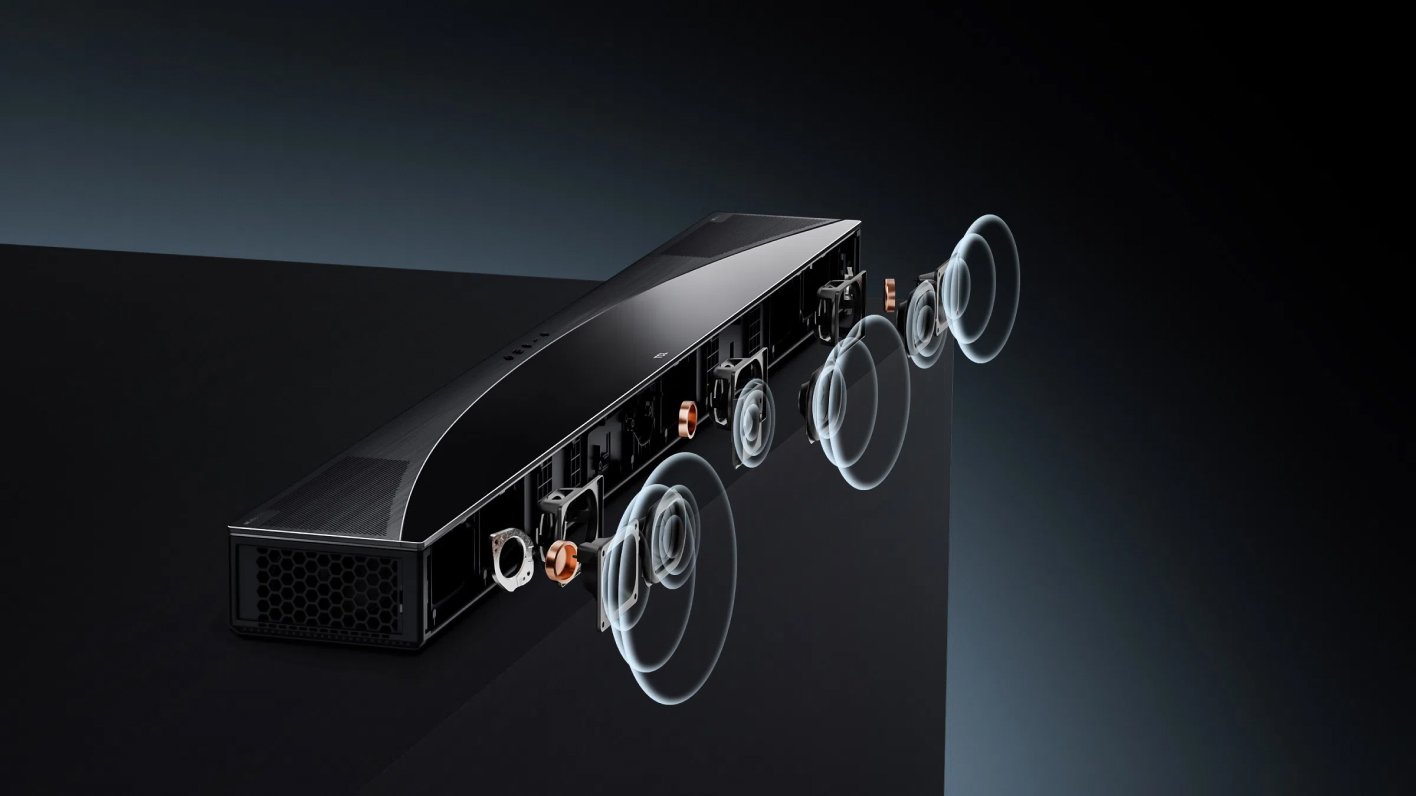TCL Q75H боковой профиль — акустическая система с оранжевыми элементами конструкции и массивом динамиков