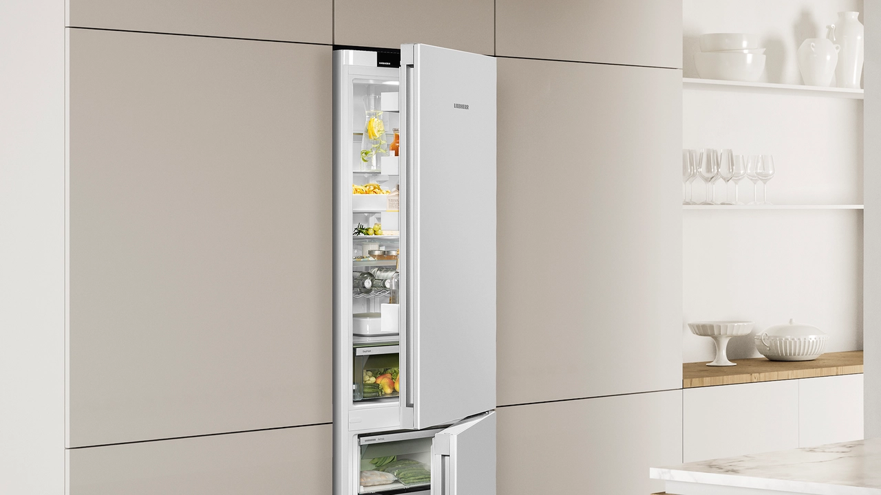 Liebherr CNf 5703 Pure белый корпус — вид спереди, интегрированный в кухонный гарнитур