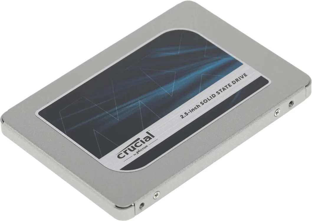 Crucial MX500 CT4000MX500SSD1 вид сбоку под углом — тонкий корпус 7 мм с крепёжными отверстиями SATA 2.5 дюйма
