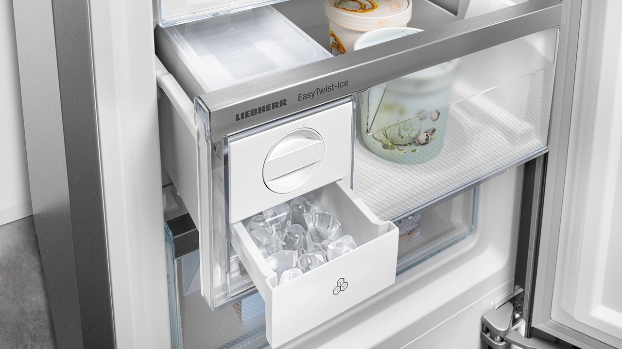 Liebherr CNgbc 5723-22 EasyTwist-Ice генератор льда — ледяные кубики в выдвижном ящике морозильной камеры