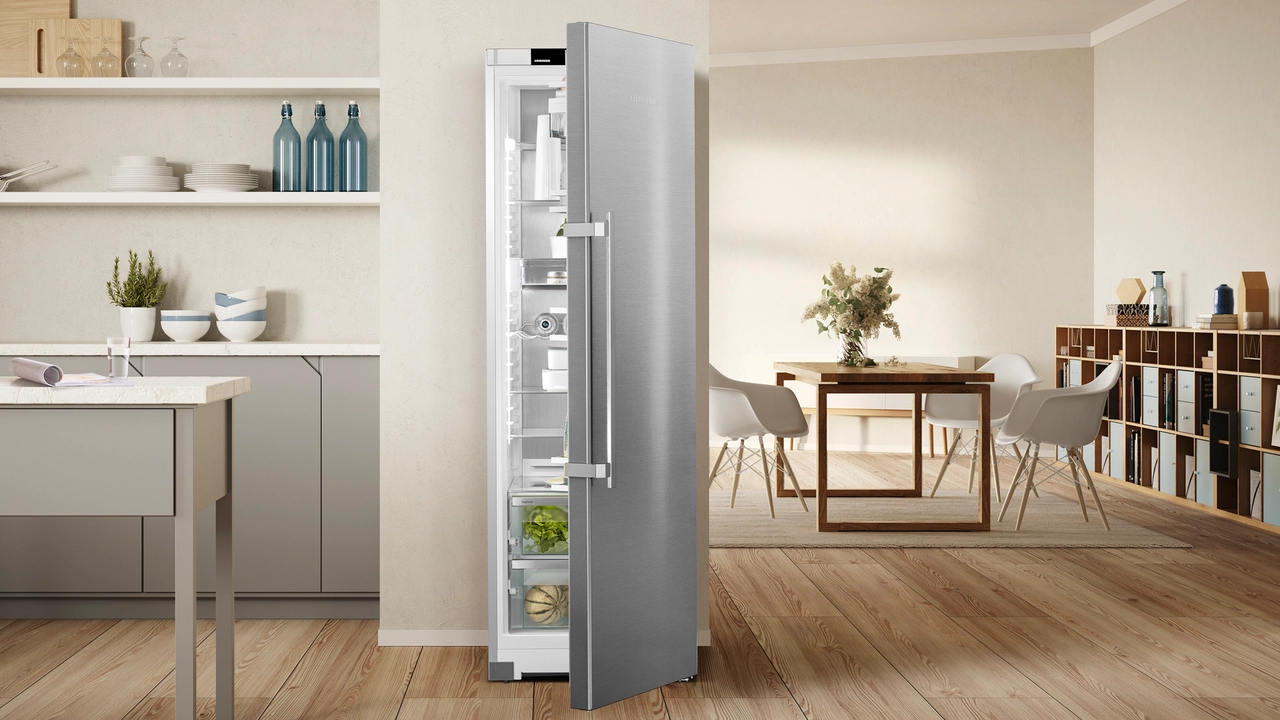 Liebherr CNsdb 5223-22 в интерьере кухни — полный профиль с открытой дверцей