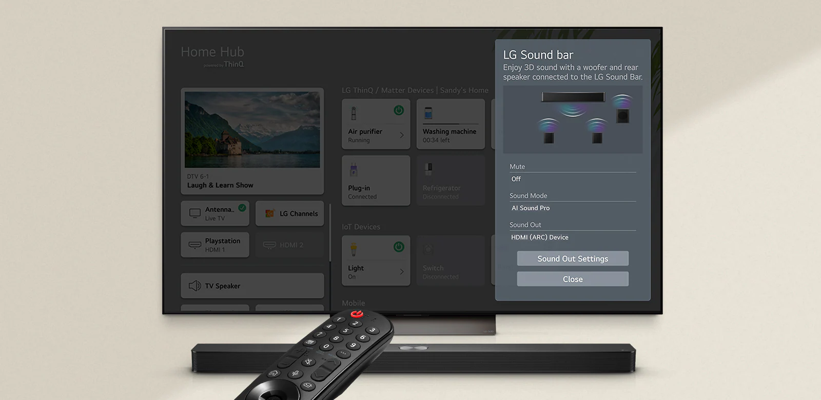 Пульт LG направлен на телевизор LG&nbsp;TV со звуковой панелью LG&nbsp;Soundbar под ним. На экране телевизора LG&nbsp;TV отображается меню WOW-интерфейса.