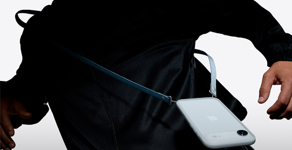 iPhone Air 1TB eSIM Cloud White на ремешке через плечо во время движения