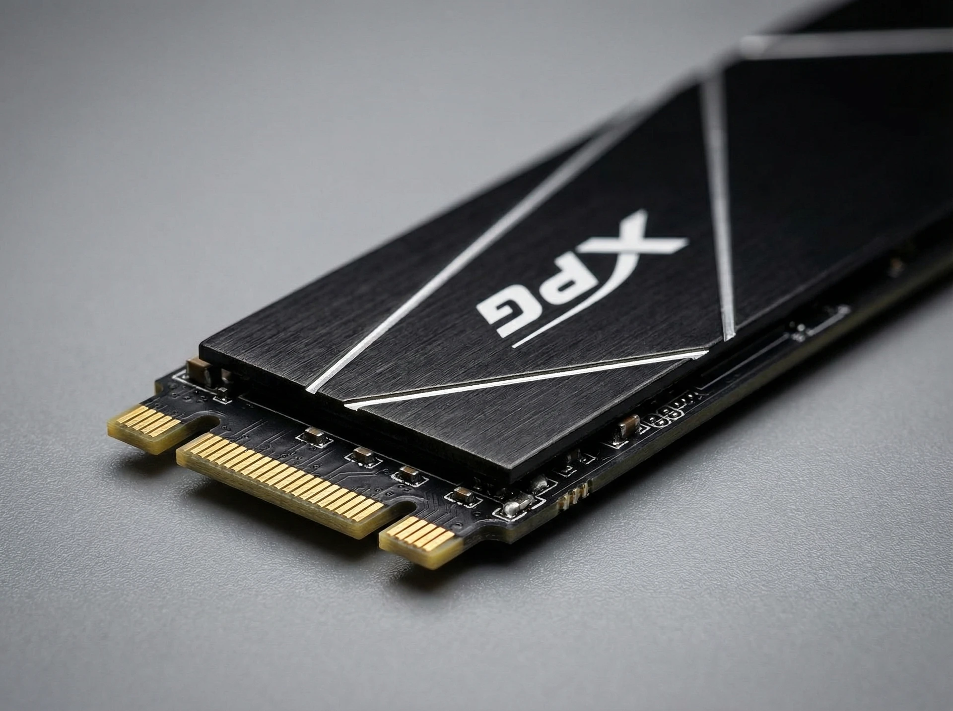 ADATA XPG Gammix S70 1ТБ M.2 2280 — дизайн накопителя крупным планом, геометрический рисунок корпуса