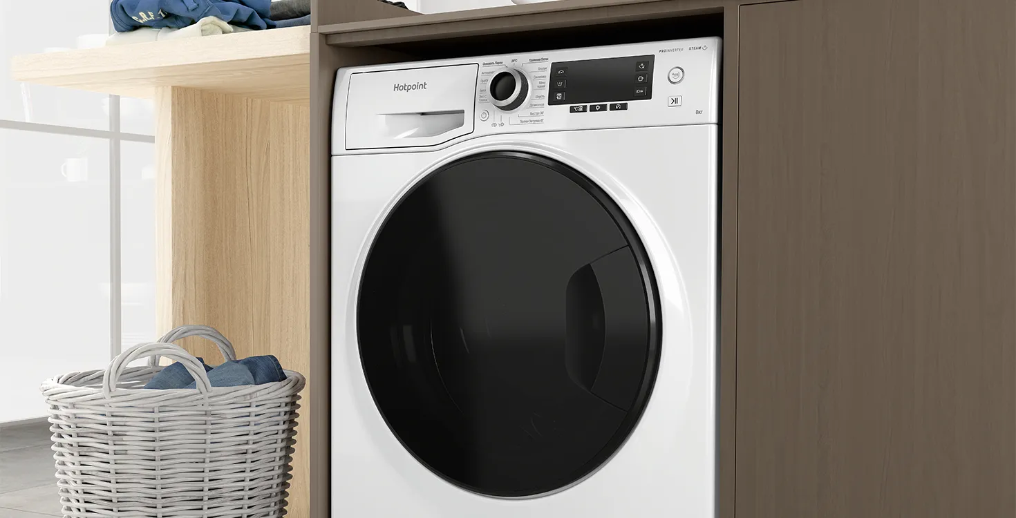 Hotpoint/Ariston NSS 6015 KV RU в домашней обстановке — встроена в мебель, белый корпус с чёрным люком