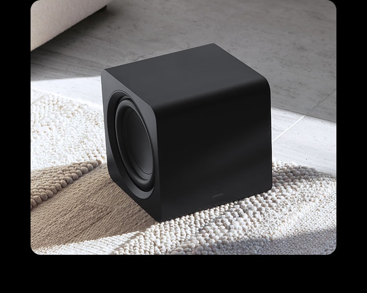 Samsung HW-Q800F/RU &mdash; беспроводной сабвуфер кубической формы 200 Вт в интерьере