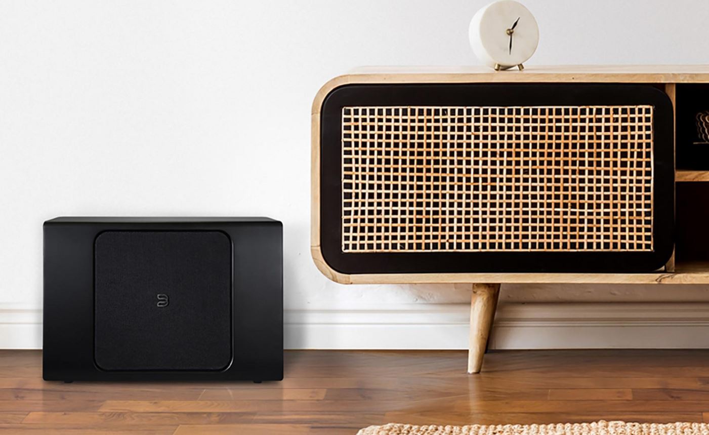 Bluesound Pulse Sub Plus &mdash; боковой профиль, минималистичный дизайн с одной кнопкой управления