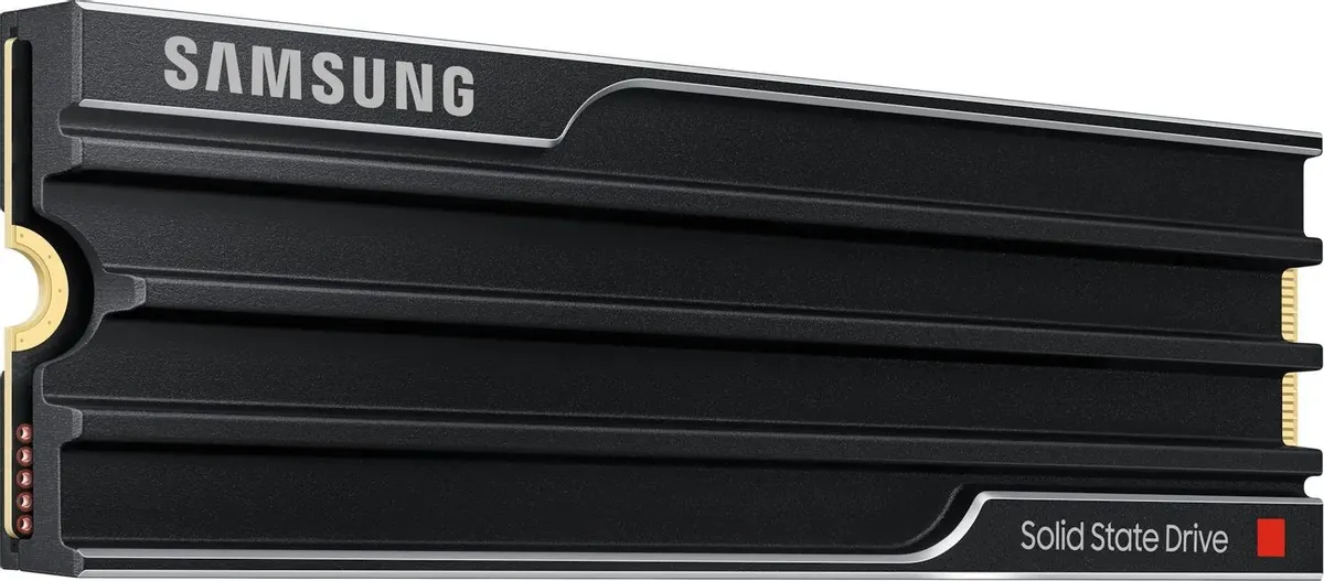 Samsung MZ-VAP2T0CW 2 ТБ PCIe 5.0 — металлический теплораспределитель и золотистые контакты M.2