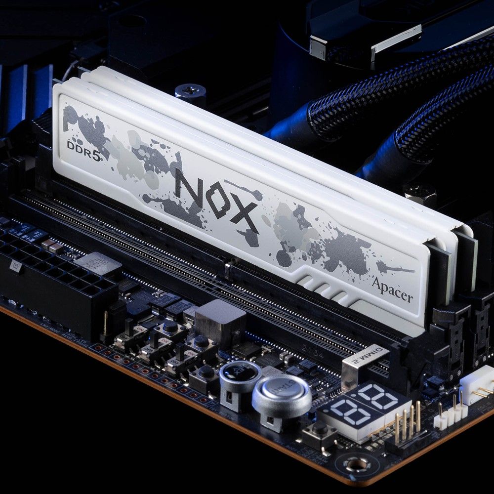 Apacer AH5U32G64C552MWAA-2 модули DDR5 установлены на материнскую плату вид сверху контакты