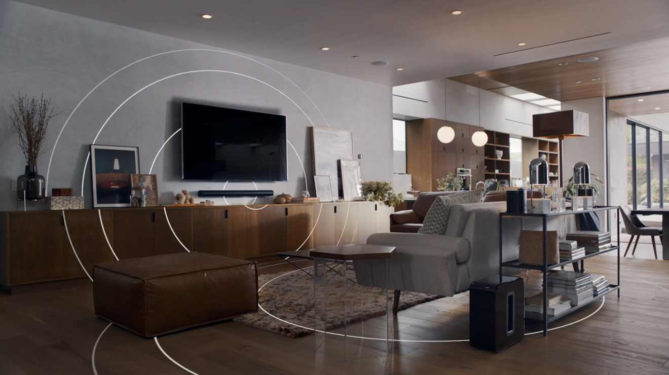 Sonos Arc Black в современной гостиной с кожаным диваном &mdash; интеграция в премиум-интерьер