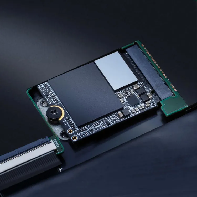 ADATA XPG Gammix S55 1TB — внутреннее устройство: микросхемы памяти, контроллер и разъём