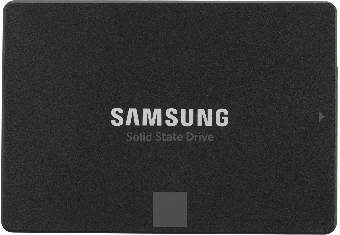 Samsung 870 EVO 500 ГБ — вид спереди, чёрный корпус SATA SSD с логотипом
