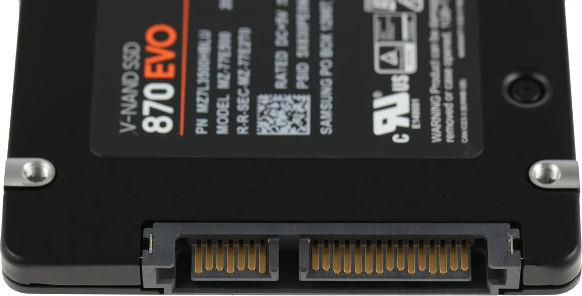 Samsung 870 EVO 500 ГБ — золотые контактные разъёмы SATA для питания и передачи данных