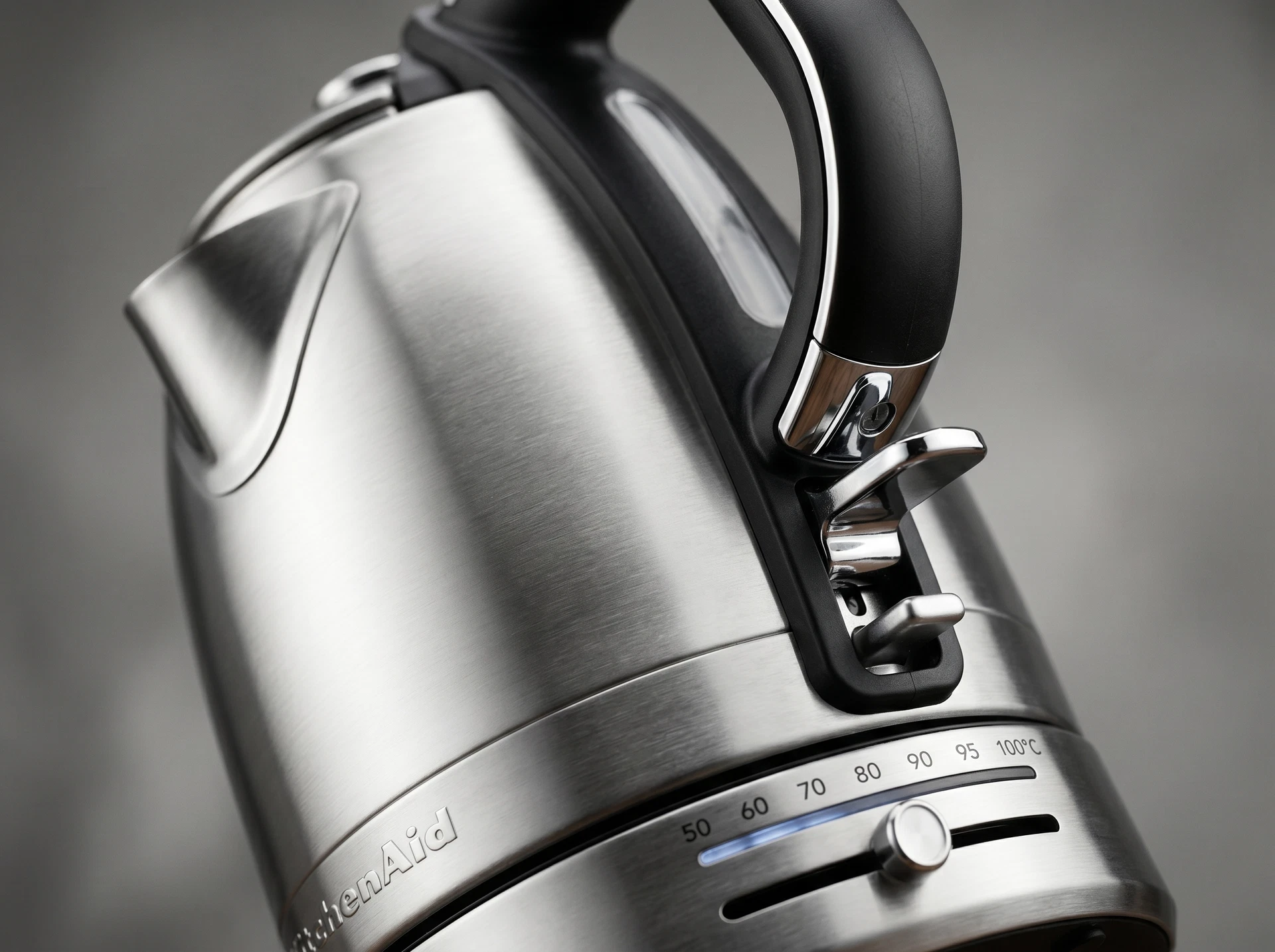 KitchenAid 5KEK1701ESX серебристый — вид сбоку, стальной корпус и подставка с отсеком для шнура