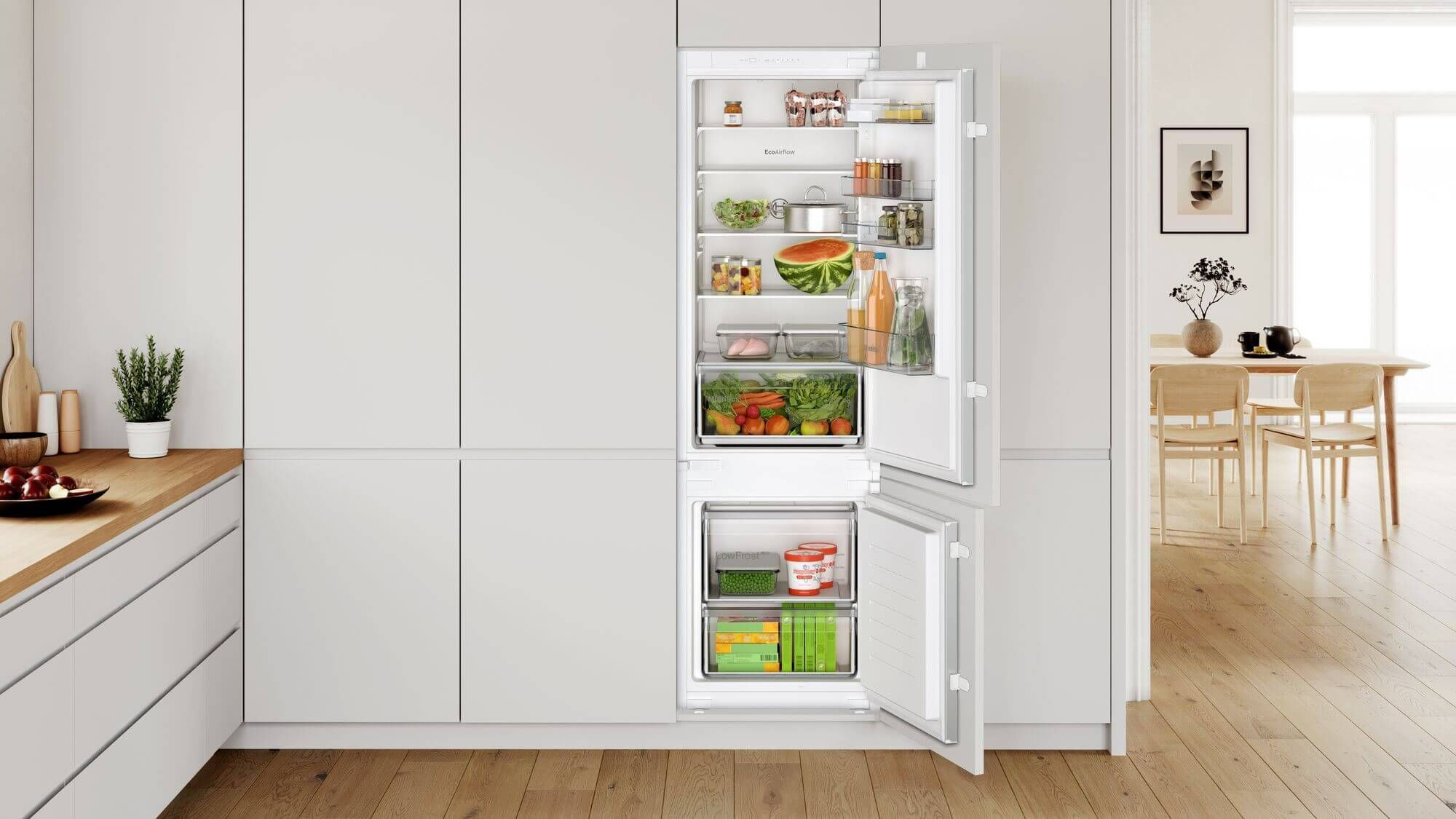 Bosch KIV87NSE0 встраиваемый холодильник открытые дверцы внутреннее наполнение