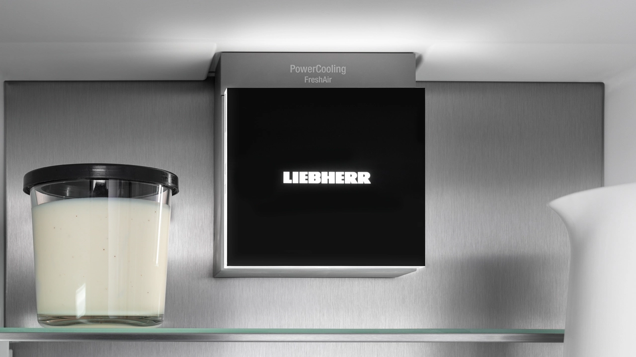 Liebherr CNdgc 5703-20 фронтальный вид с дисплеем PowerCooling и FreshAir