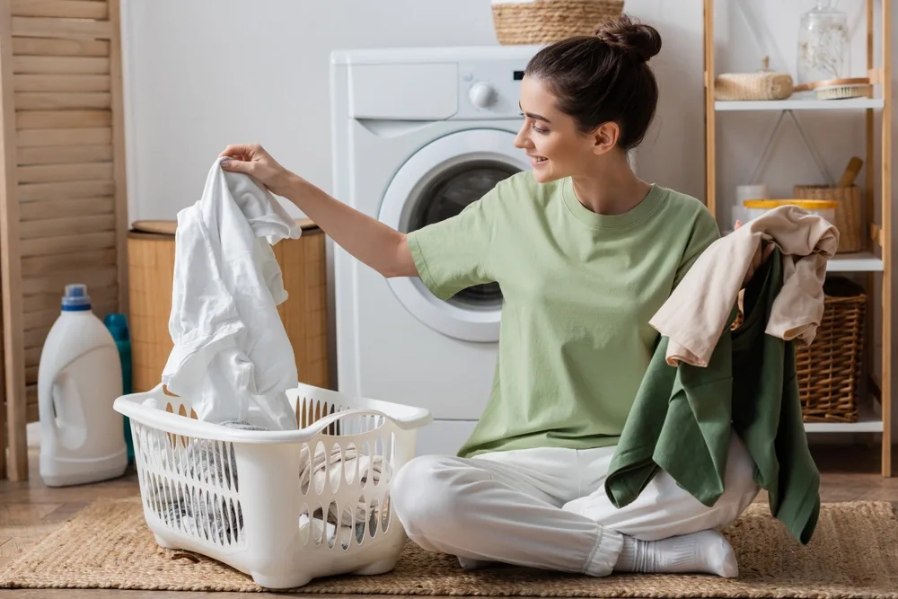 Indesit IWSB 5105 CIS стиральная машина в интерьере прачечной с бытовой химией