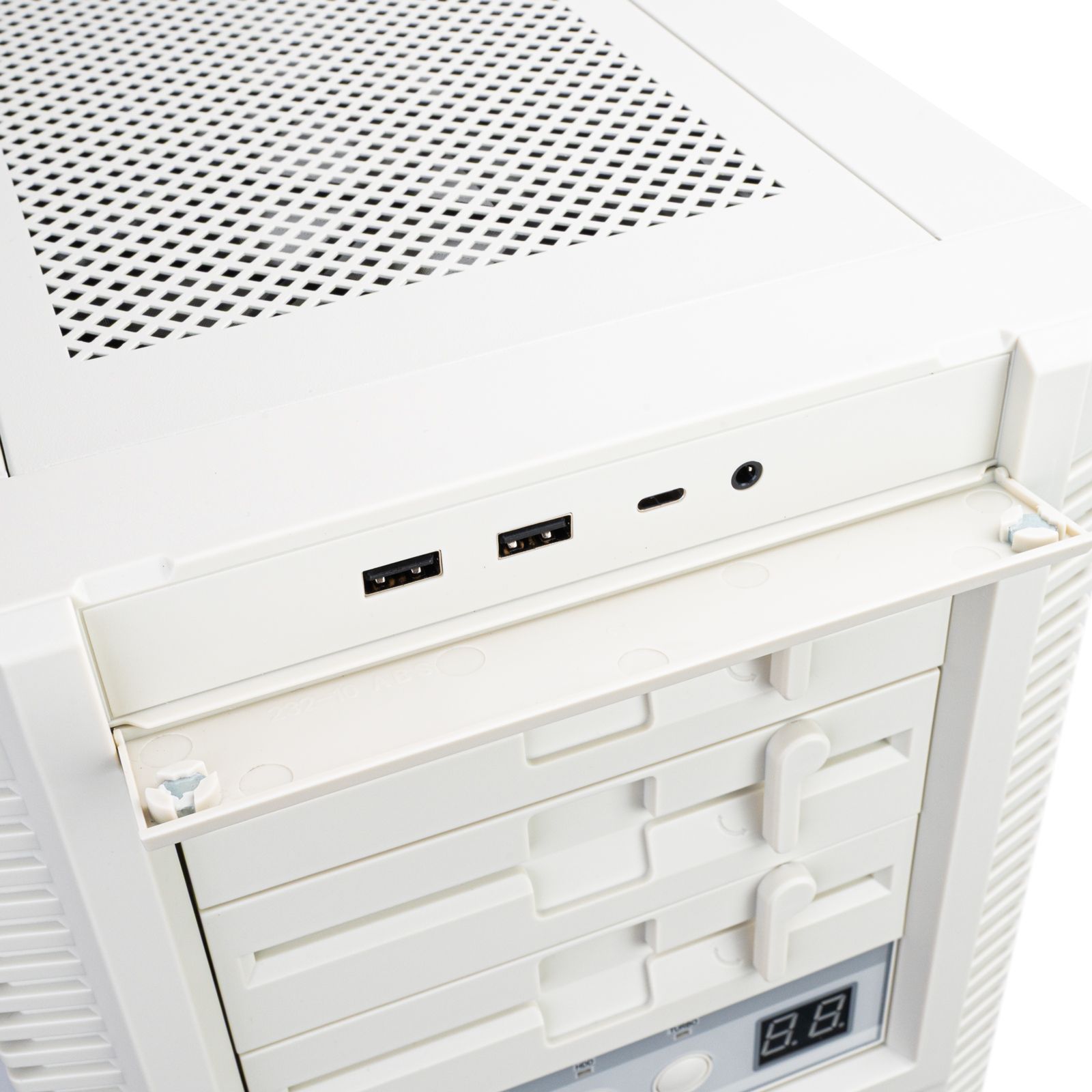 SilverStone FLP02 боковой вид — два USB-A порта, USB-C, разъём 3.5 мм и крепление для накопителей