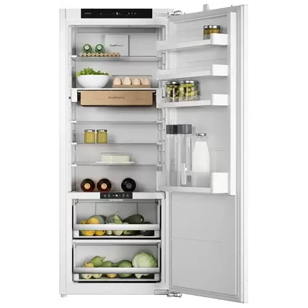 Asko R31442I встраиваемый холодильник с открытой дверью — продукты на стеклянных полках, панель управления