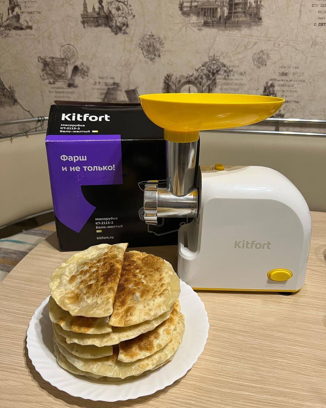 Kitfort КТ-2113-1 вид с угла, мясорубка в интерьере кухни