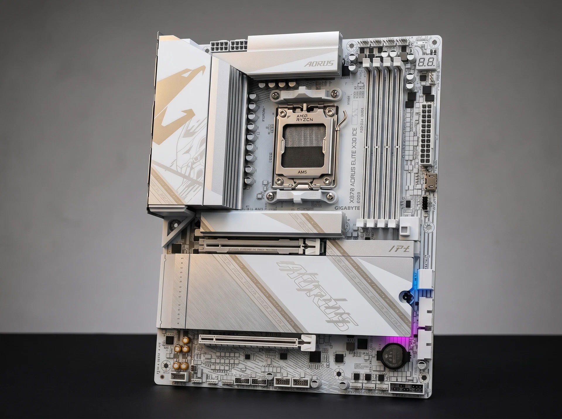 Материнская плата Gigabyte X870 Aorus Elite X Ice, Socket AM5, AMD X870, ATX, RTL - фото в интерьере